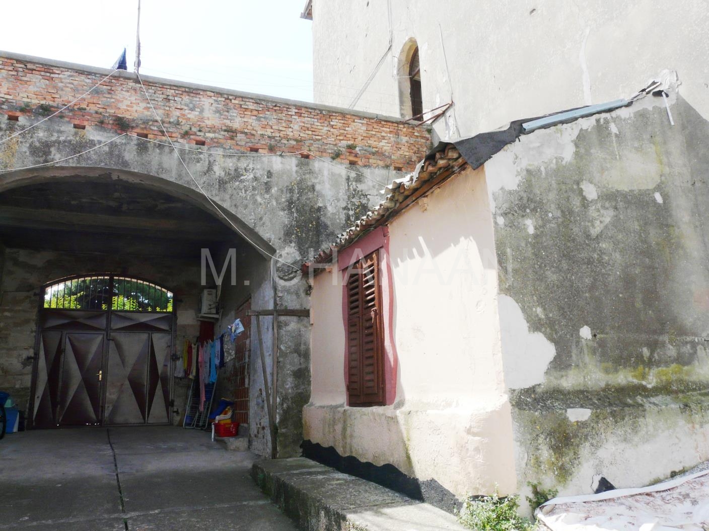 Ulaz u dvorište i garsonijera u prizemlju